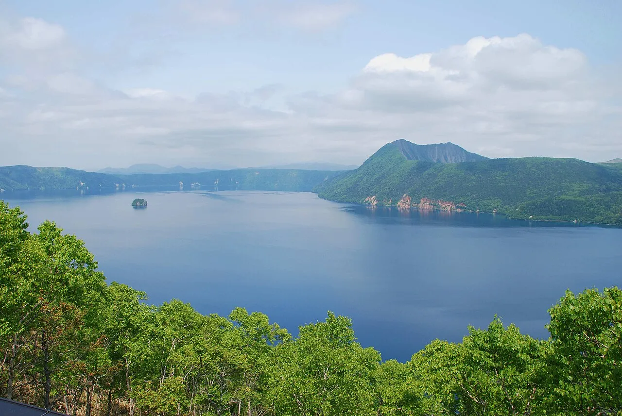青く澄んだ湖面が美しい摩周湖