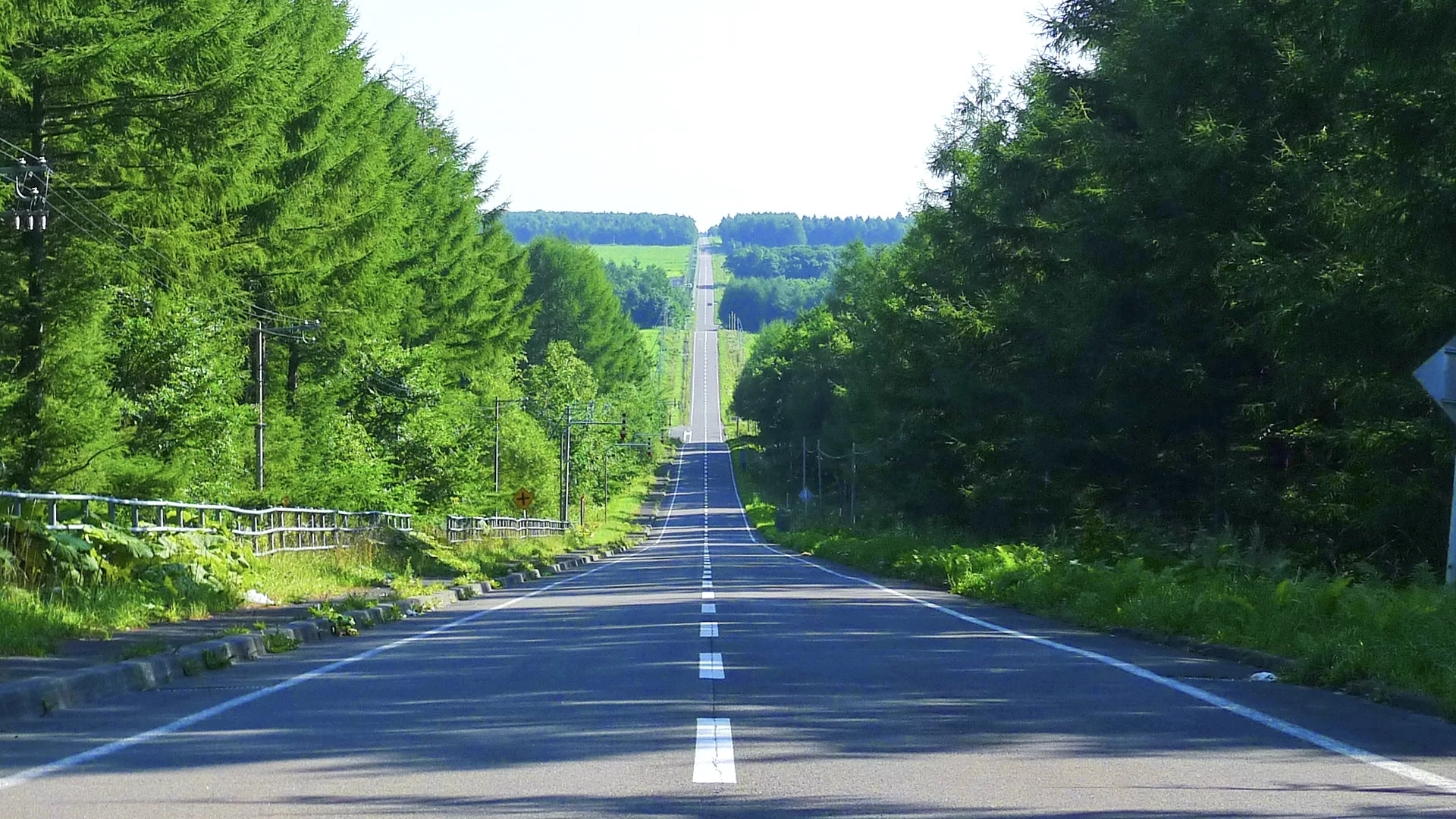 開陽台へ向かう、北海道らしいまっすぐな道・ミルクロード