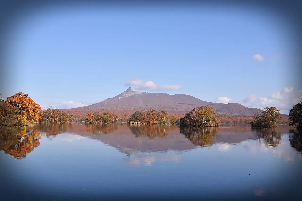 大沼の湖面に映る駒ヶ岳と、紅葉した木々