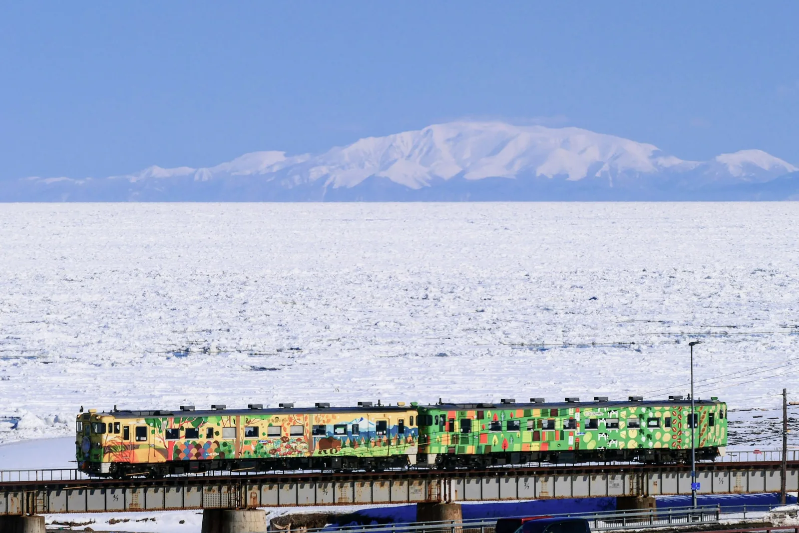 冬のオホーツク海に広がる流氷と列車
